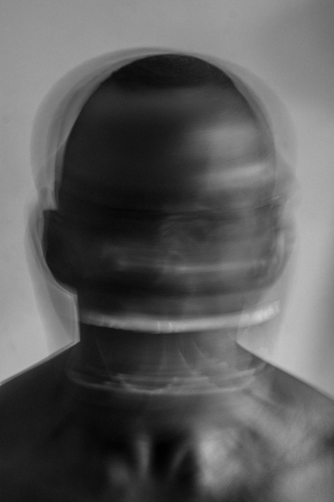 Portrait d'artiste en mouvement, silhouette floue en noir et blanc