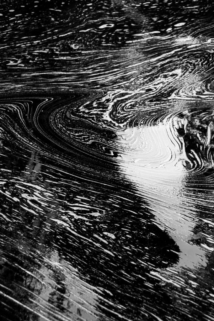 Matière picturale en noir et blanc, coulures et textures d'atelier