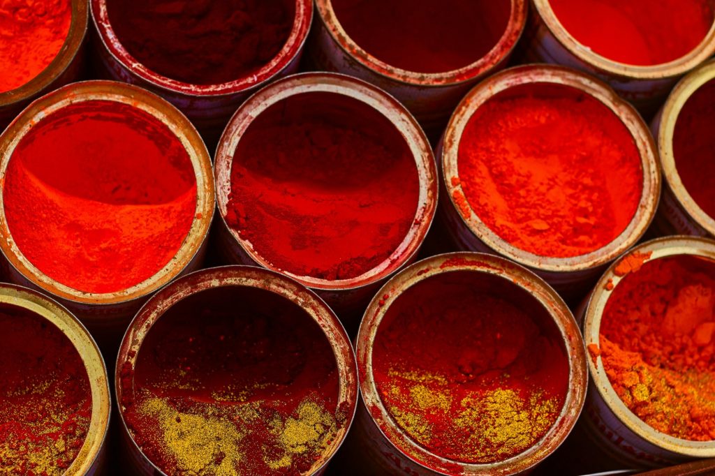 Pots de pigments rouges et orangés vus du dessus